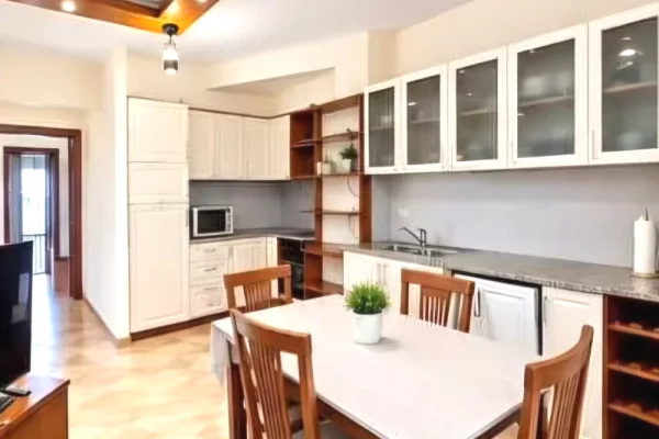 Shtepi me qera 2+1 ne Tirane - 1,600 Euro