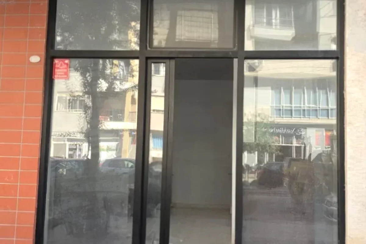 Jepet dyqan me qira ne Astir , tek Vila L .