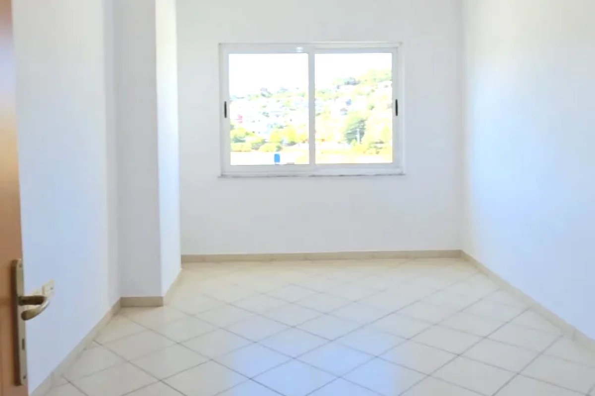 Shtepi ne shitje Apartament ne Tirane, 2+1, Mobilimi Bosh, pa mobiluar, Pagesa 150,000  Euro.