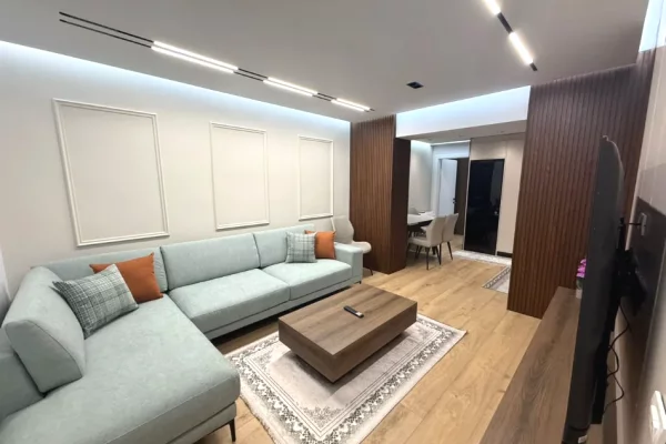 Jepet apartament 2+1+2 me qira tek Rruga e Elbasanit , prane Pireut , Shkolla e Baletit , Piramida .