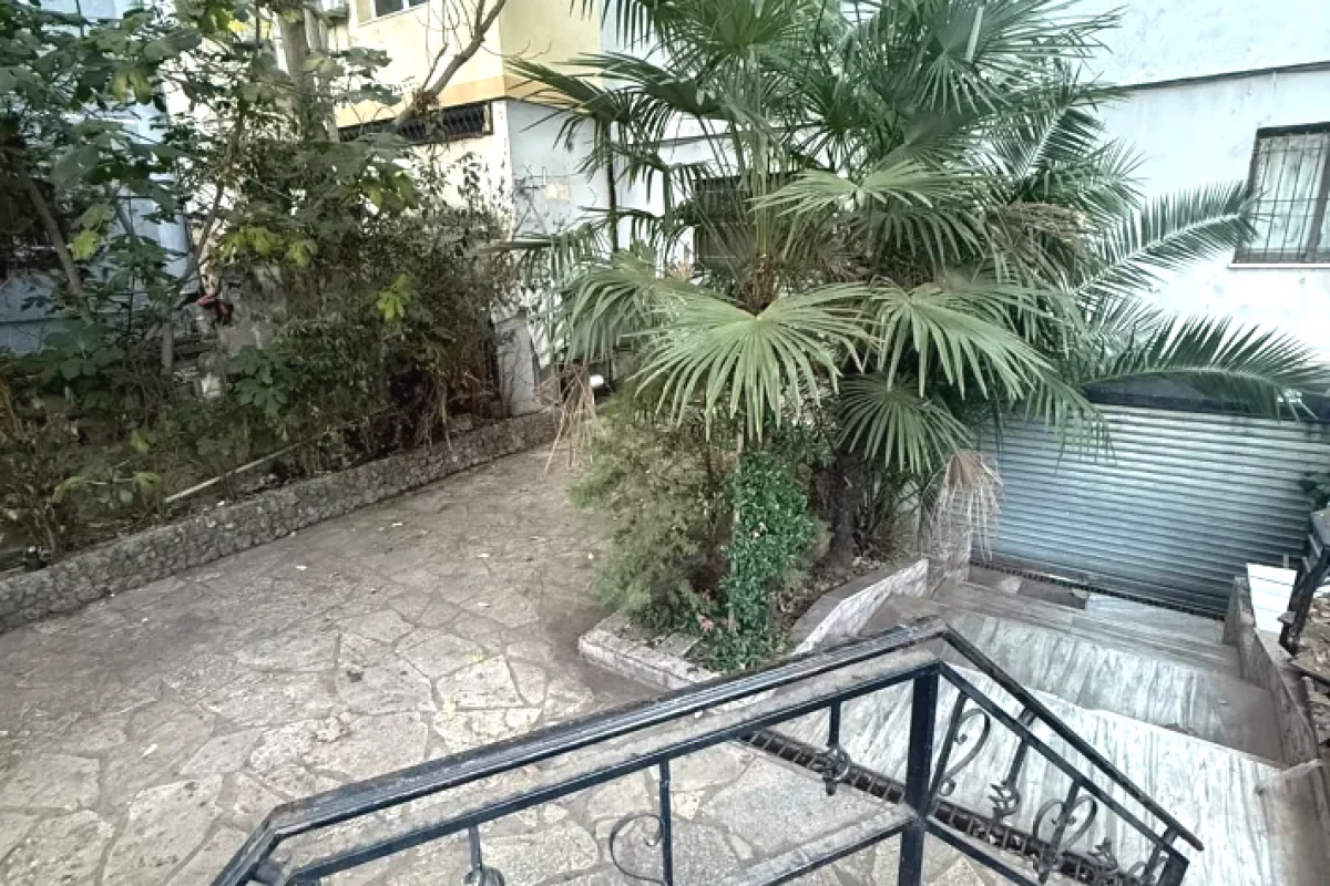 Jepet ambient biznesi bar restorant me qira tek Materniteti i Ri , Buze Rruge , Brryli .