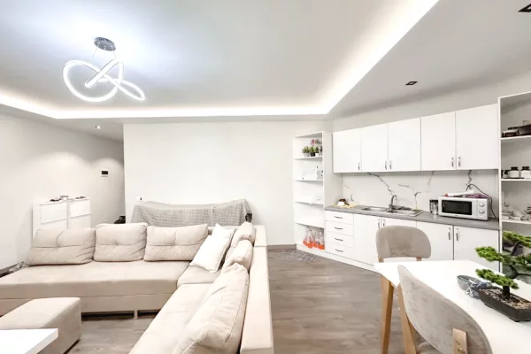 Shitet apartament 2+1 tek Rruga Don Bosko .
