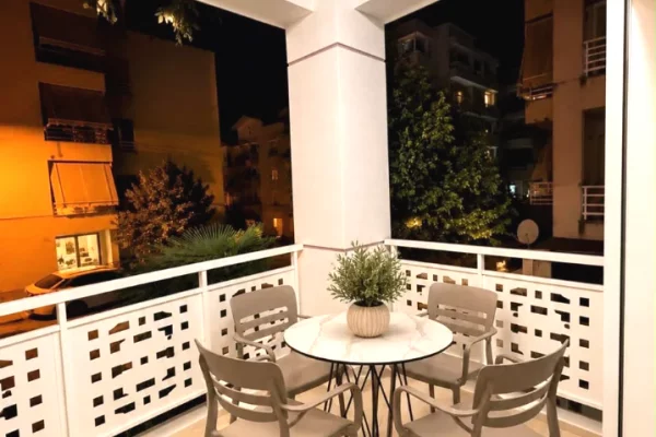 Jepet apartament 2+1+2+Post Parkimi me qira tek Kopshti Botanik , prane Xhamise .