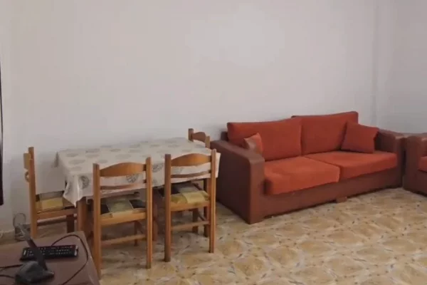 Shitet apartament 1+1 tek Rruga Myslym Shyri , prane Shkolles Faik Konica .