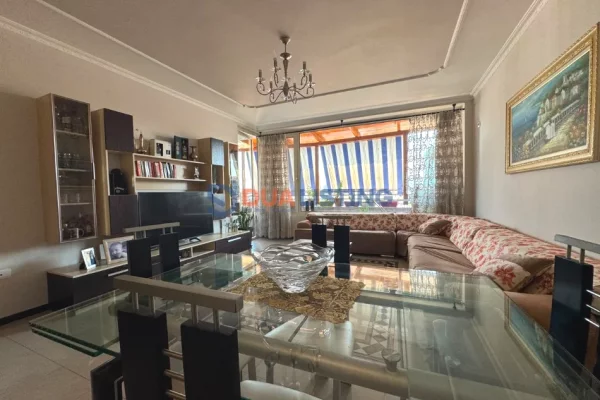Shitet apartament 3+1+2+Verande tek Kompleksi Kika 1 , Komuna e parisit .
