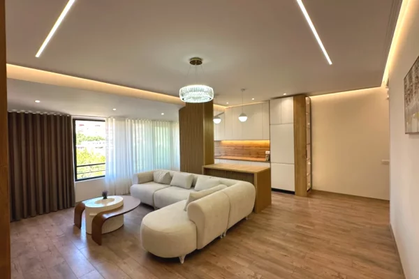 Shitet apartament 2+1+Verande tek Liqeni i Thate , Kopshti Botanik , Kopshti Zoologjik .