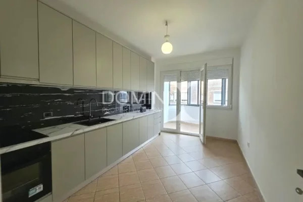 Shitet apartament 2+1+2 tek Bulevardi i Ri , ish Stacioni i Trenit .
