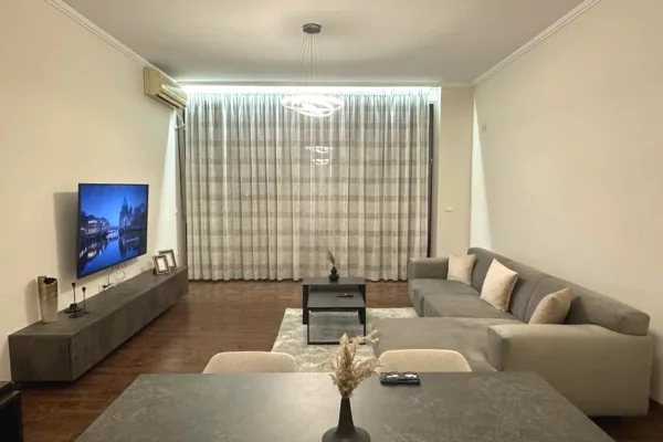Jepet apartament 2+1+2 me qira tek Garda , ish Blloku , Liqeni Artificial .