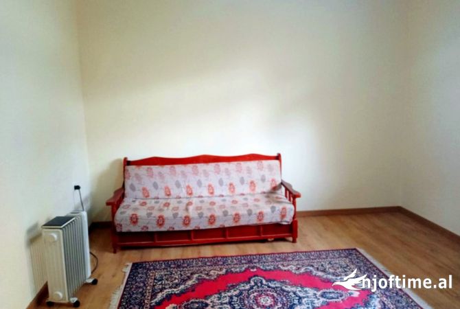 Jepet shtepi private + Post Parkimi me qira, Rruga Njazi Meka.