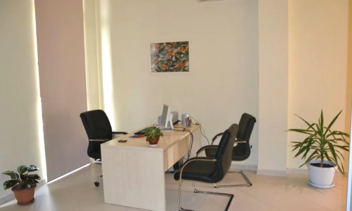 Jepet me qira ambient biznesi , tek Rruga e Dibres , ne kryqezimin e Rruges Riza Cerova .