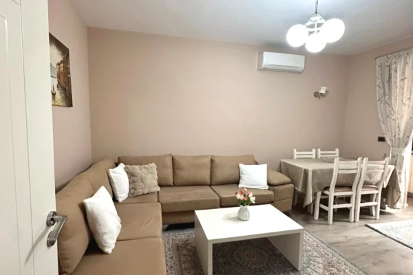Jepet apartament me qira 2+1 , tek Komuna e Parisit , prane Shkolles Vasil Shanto .