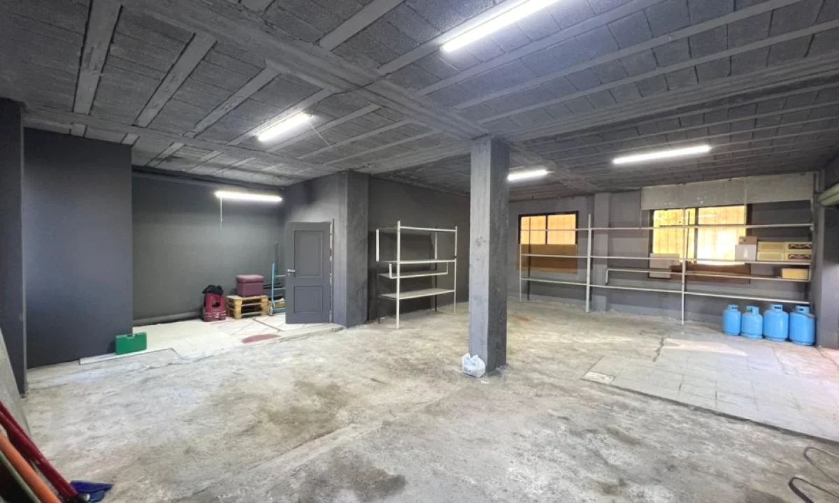 Jepet ambient biznesi me qira , ne Laprake , prane Spital Amerikan 1 .