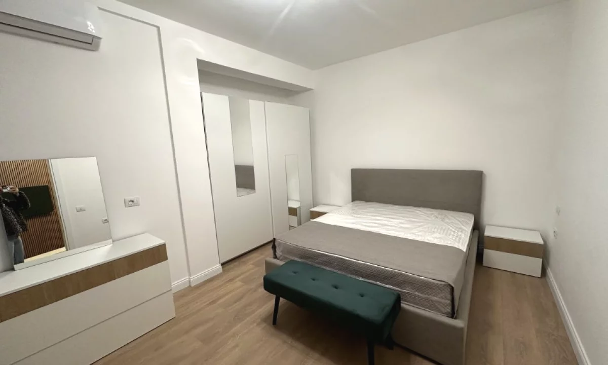 Attico(ultimo piano panoramico) in affitto a Tirana 3+1, Arredato