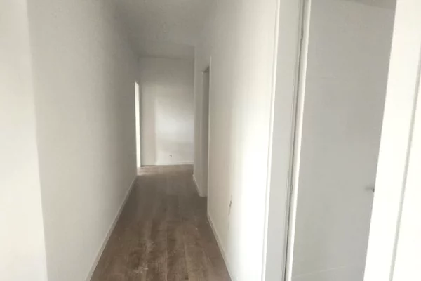 Shitet apartament 3+1+2 , tek Pazari i Ri.