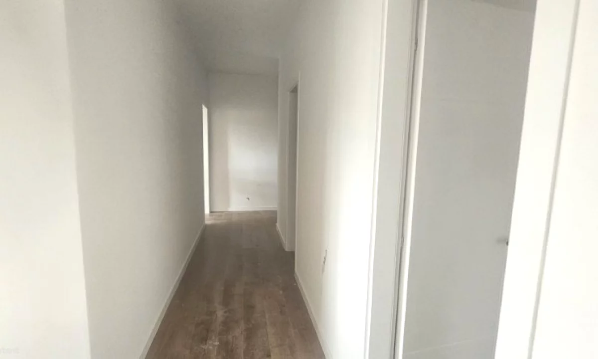 Shtepi ne shitje Apartament ne Tirane, 3+1, Mobilimi Bosh, pa mobiluar, Pagesa 399,000  Euro.