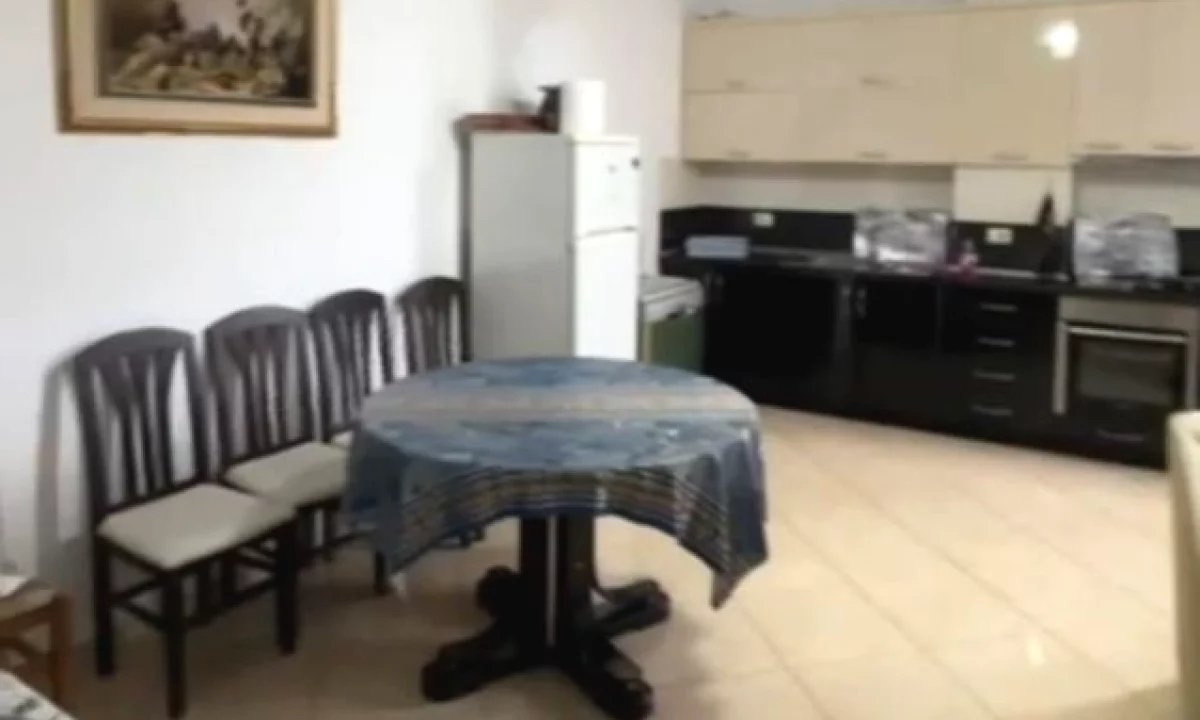 Shtepi ne shitje Apartament ne Tirane, 2+1, Mobilimi E mobiluar, Pagesa 165,000  Euro.