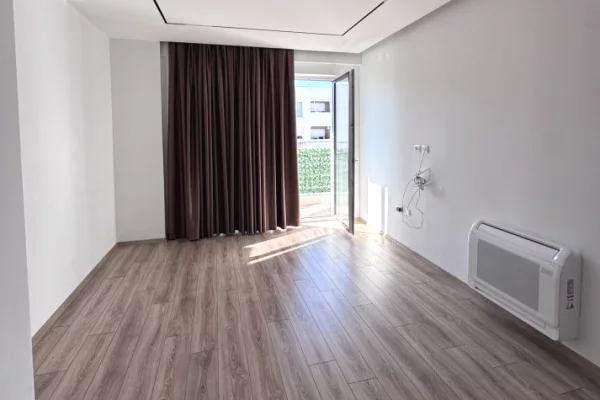 Jepet ambient biznesi 2+1+2 me qira tek Komuna e Parisit 