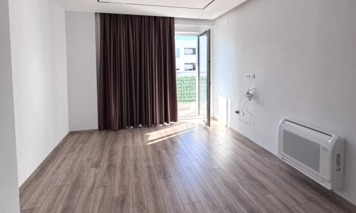 Jepet ambient biznesi 2+1+2 me qira tek Komuna e Parisit 