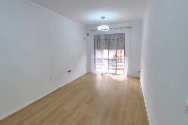 Shitet apartament 2+1+2 tek Fresku , prane Fastfood Mendi ##3