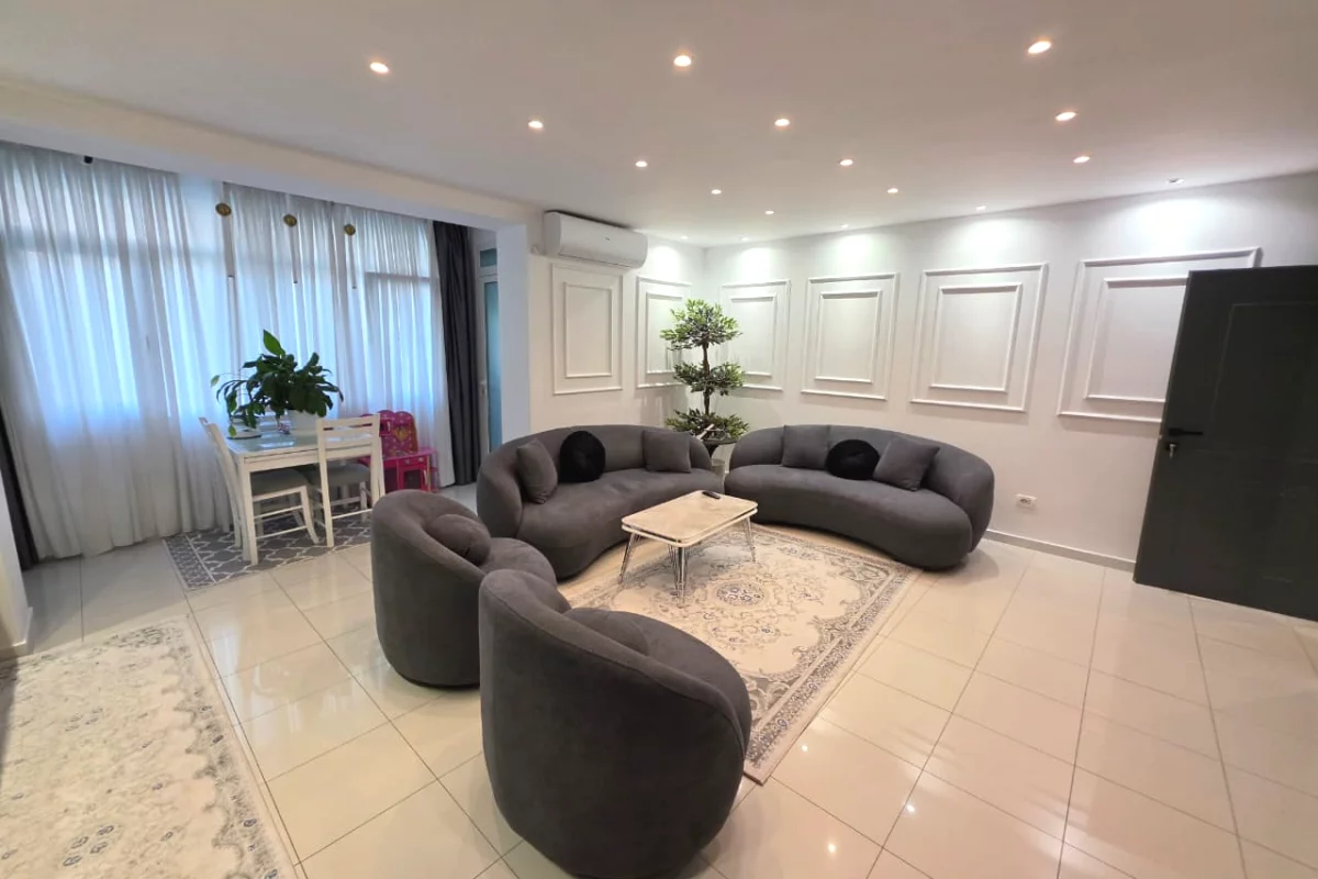 Shtepi ne shitje Apartament ne Tirane, 2+1, Mobilimi E mobiluar, Pagesa 260,000  Euro.