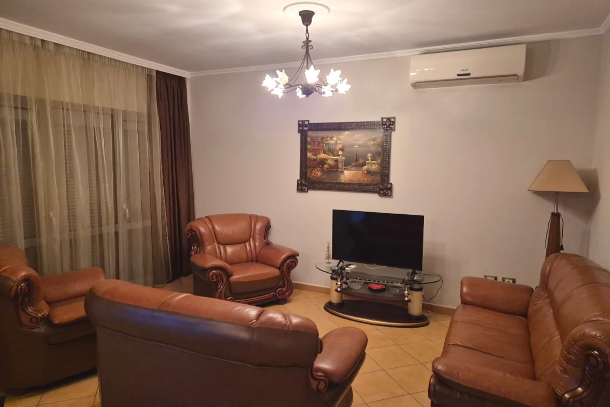 Shtepi me qera Papafingo(kati i catise) ne Tirane, 2+1, Mobilimi E mobiluar, Pagesa 750  Euro.