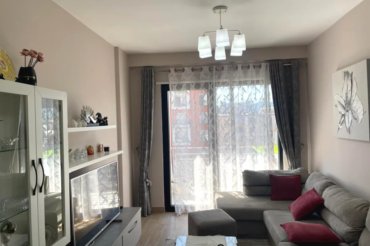 Shtepi me qera Apartament ne Tirane, 2+1, Mobilimi E mobiluar, Pagesa 650  Euro.