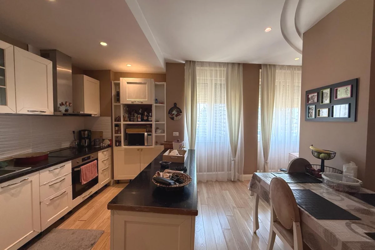Shtepi ne shitje Apartament ne Tirane, 3+1, Mobilimi E mobiluar, Pagesa 600,000  Euro.