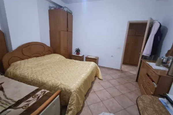 Shitet apartament 1+1 tek Pallatet Cabej##126mln##187