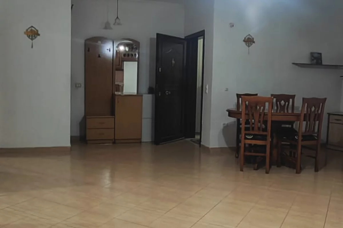 Shtepi me qera Apartament ne Tirane, 1+1, Mobilimi Pjeserisht e mobiluar, Pagesa 300  Euro.