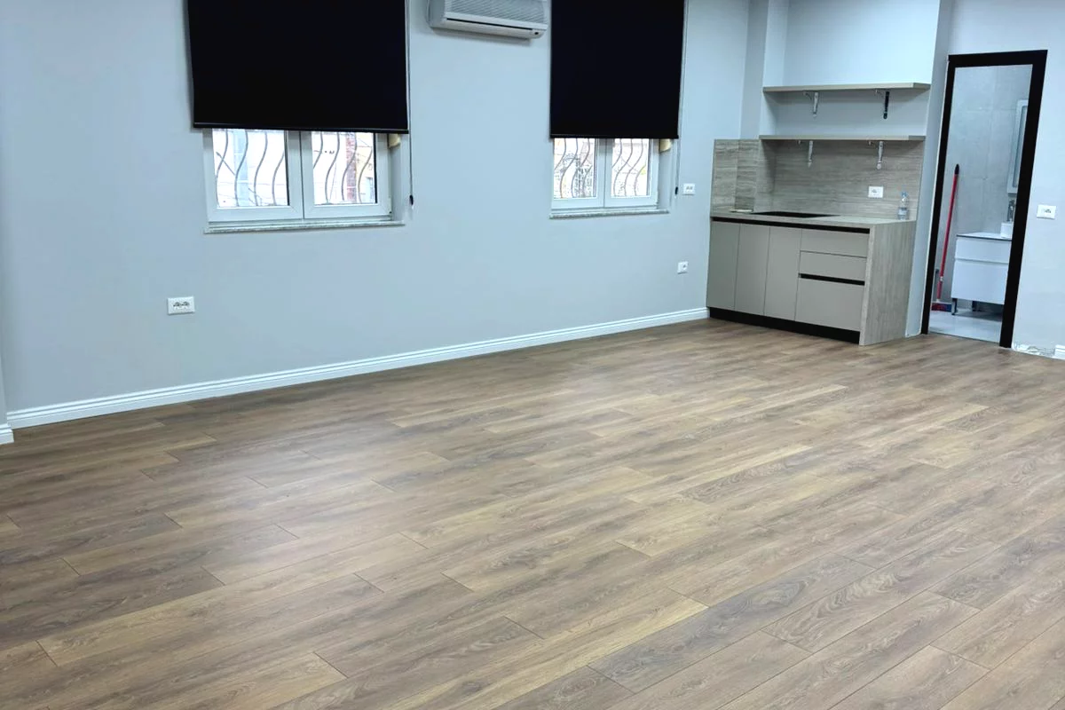 Jepet ambient per zyra me qira tek Sheshi Skenderbej 