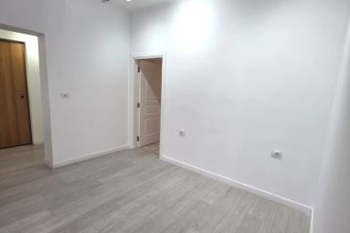 Jepet ambient per zyra me qira tek Rruga e Kavajes##800leke#275