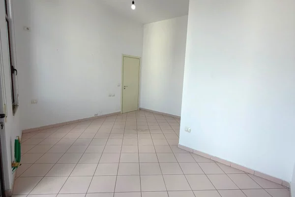 Shitet apartament 1+1 tek Prokuroria##180k##299