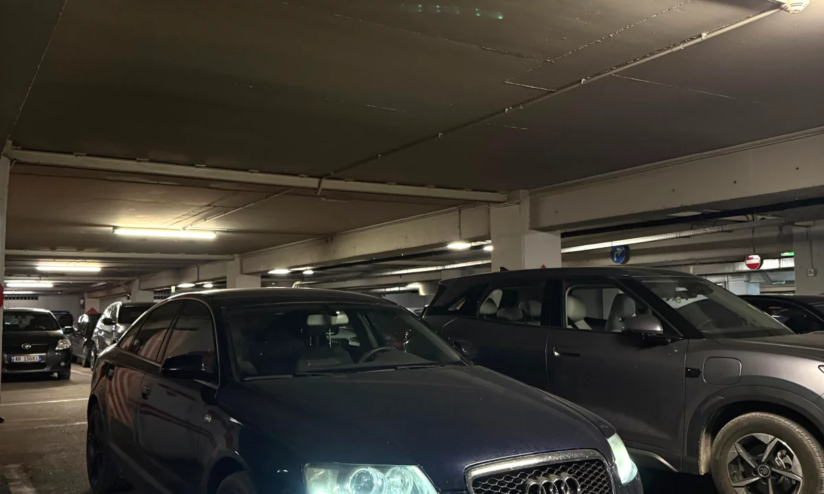 Makina ne shitje ne Tirane, Audi, 2006 Diesel,Kambio Automatik Pagesa 250,000  Leke.