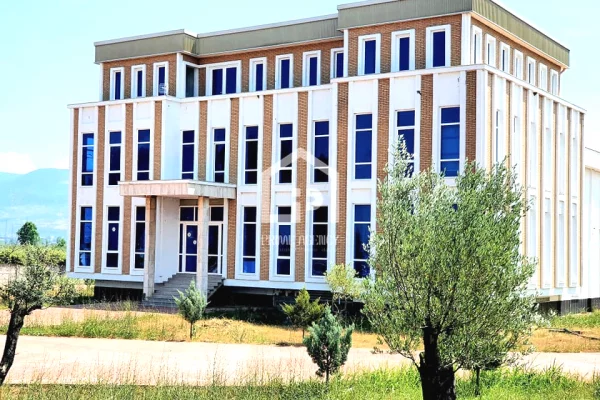 JEPET ME QERA : OBJEKT BIZNESI 3 KT / Autostradë Tiranë - Lezhe"
