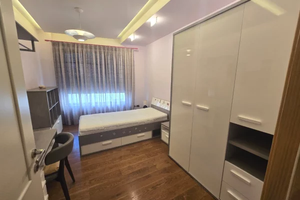 Shtepi ne shitje Apartament ne Tirane, 2+1, Mobilimi E mobiluar, Pagesa 300,000  Euro.