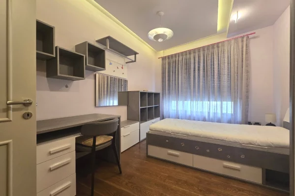Shtepi ne shitje Apartament ne Tirane, 2+1, Mobilimi E mobiluar, Pagesa 300,000  Euro.