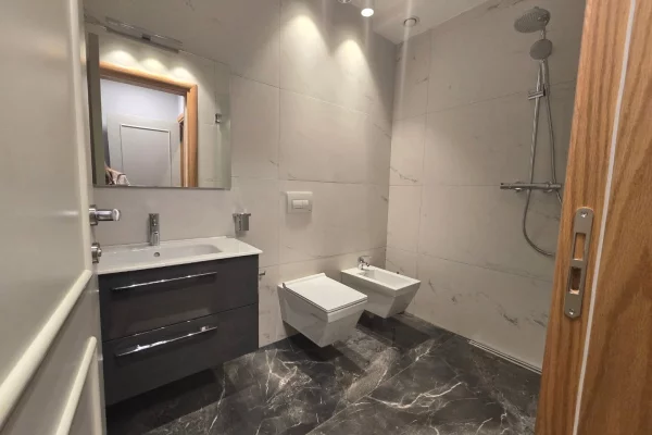 Shtepi ne shitje Apartament ne Tirane, 2+1, Mobilimi E mobiluar, Pagesa 300,000  Euro.