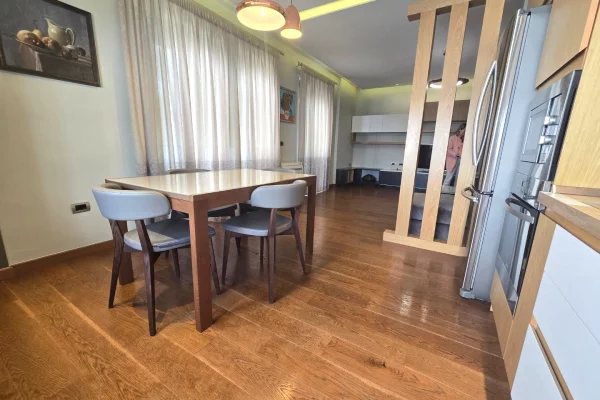 Shtepi ne shitje Apartament ne Tirane, 2+1, Mobilimi E mobiluar, Pagesa 300,000  Euro.