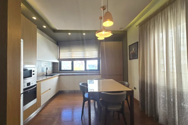 Shtepi ne shitje Apartament ne Tirane, 2+1, Mobilimi E mobiluar, Pagesa 300,000  Euro.