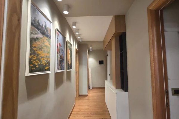 Shtepi ne shitje Apartament ne Tirane, 2+1, Mobilimi E mobiluar, Pagesa 300,000  Euro.