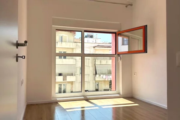 Shtepi me qera Apartament ne Tirane, 1+1, Mobilimi Pjeserisht e mobiluar, Pagesa 400  Euro.