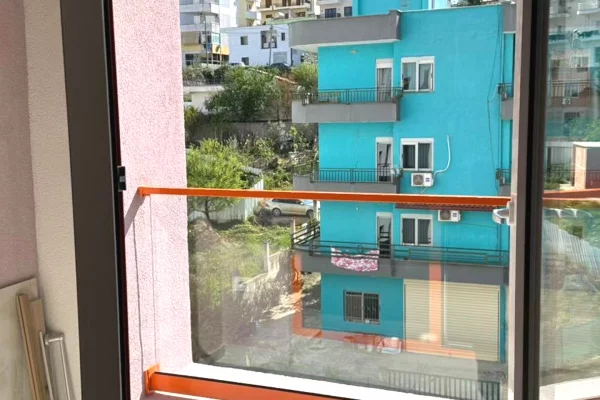 Shtepi me qera Apartament ne Tirane, 1+1, Mobilimi Pjeserisht e mobiluar, Pagesa 400  Euro.