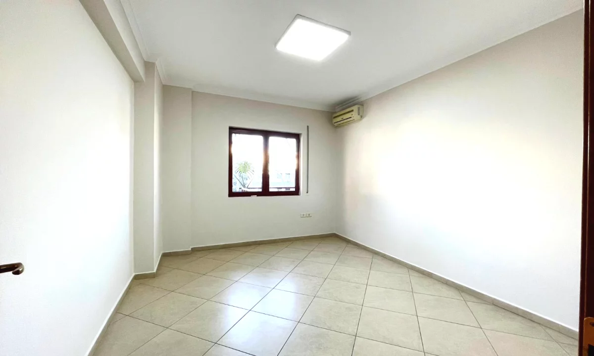 Shtepi me qera Apartament ne Tirane, 2+1, Mobilimi Bosh, pa mobiluar, Pagesa 900  Euro.