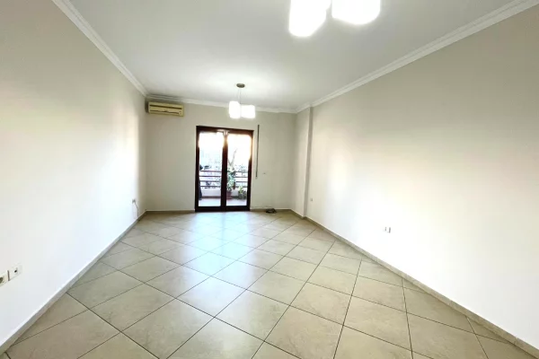 Shtepi me qera Apartament ne Tirane, 2+1, Mobilimi Bosh, pa mobiluar, Pagesa 900  Euro.