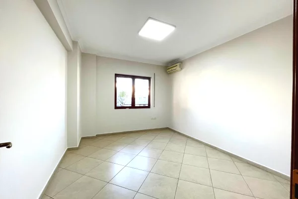 JEPET ME QIRA – APARTAMENT 2+1+2 / RRUGA KAVAJES / PAMJE NGA RRUGA 