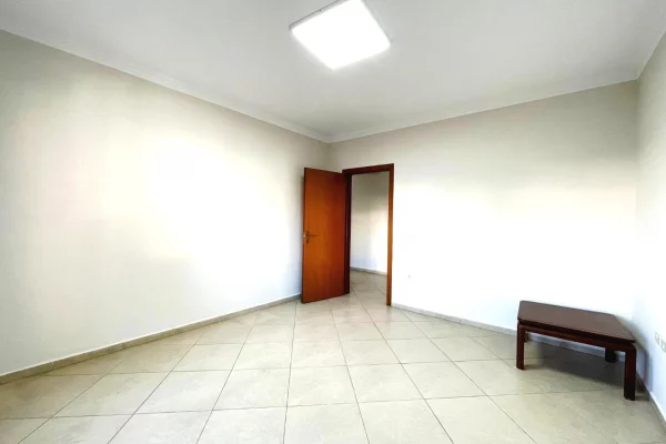 Shtepi me qera Apartament ne Tirane, 2+1, Mobilimi Bosh, pa mobiluar, Pagesa 900  Euro.