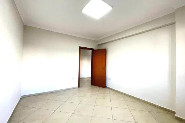 Shtepi me qera Apartament ne Tirane, 2+1, Mobilimi Bosh, pa mobiluar, Pagesa 900  Euro.