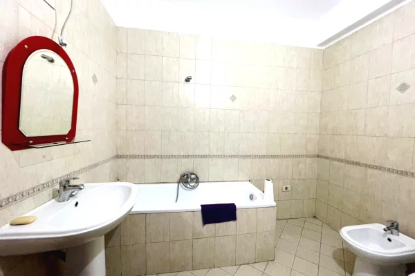Shtepi me qera Apartament ne Tirane, 2+1, Mobilimi Bosh, pa mobiluar, Pagesa 900  Euro.