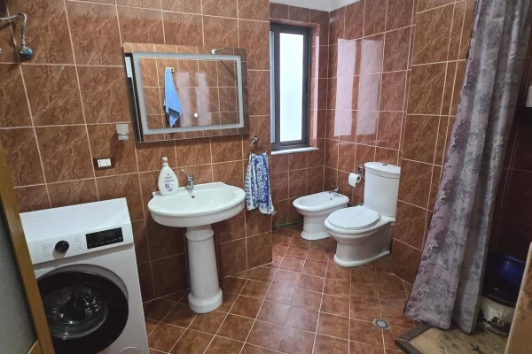 Shtepi ne shitje Apartament ne Tirane, 2+1, Mobilimi E mobiluar, Pagesa 160,000  Euro.