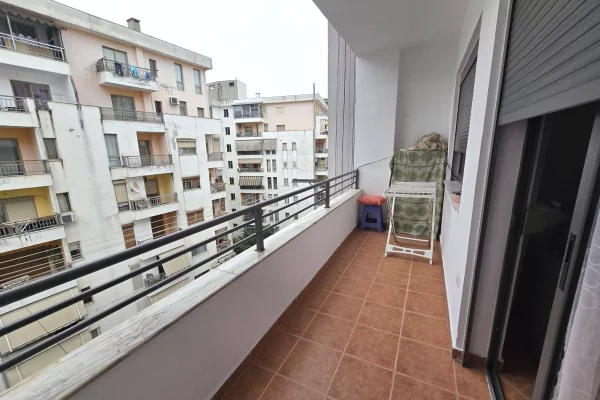 Shtepi ne shitje Apartament ne Tirane, 2+1, Mobilimi E mobiluar, Pagesa 160,000  Euro.